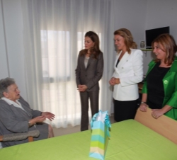 Doña Letizia, acompañada por la presidenta de la Junta de Comunidades de Castilla-La Mancha, María Dolores de Cospedal, visitó una habitación de una d